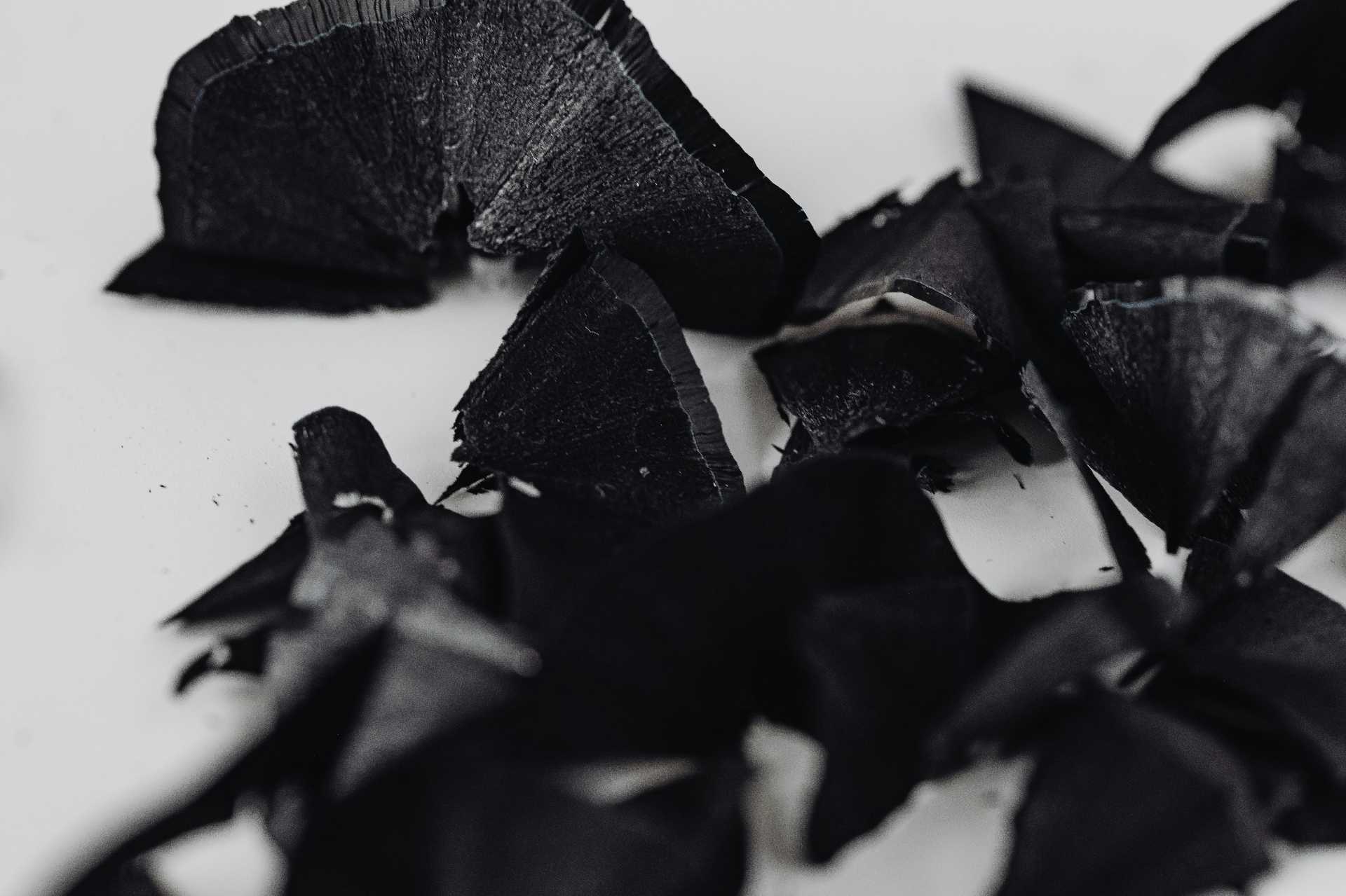 石墨與人造石墨：碳足跡視角下的性能與應(yīng)用